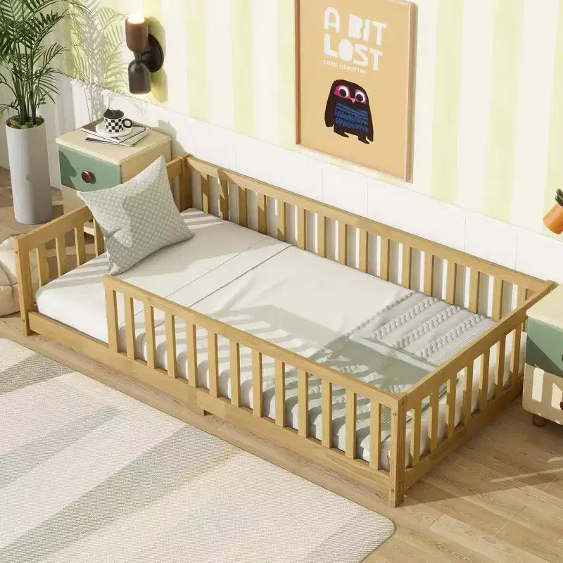 Letto a pavimento singolo beige con ringhiere, senza anta, in legno di gomma