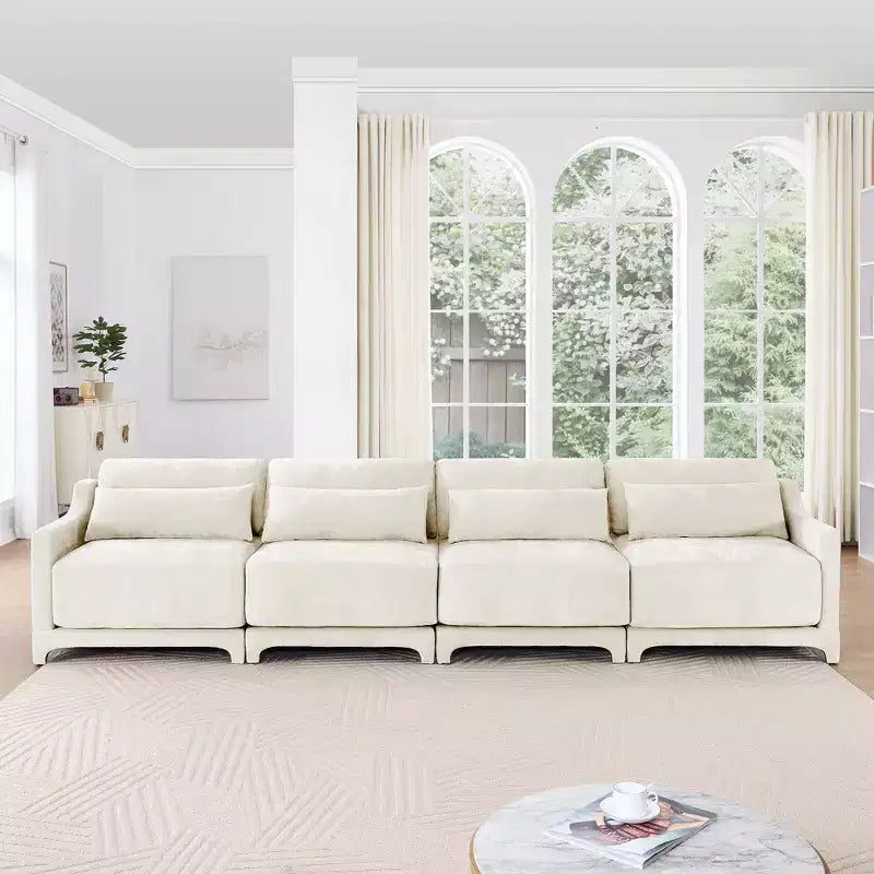 Divano a 4 posti in ciniglia beige con cuscini lombari