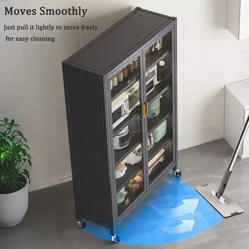 Armadio dispensa in metallo nero a 5 ripiani con ante a ribalta e ruote, alto 171 cm, utilizzo individuale