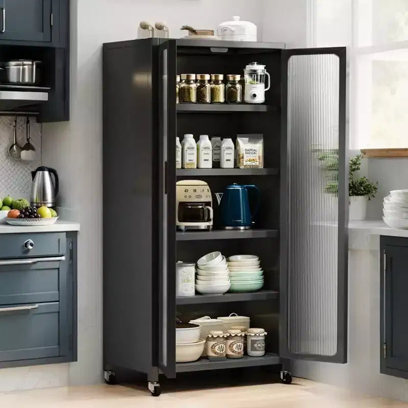 Armadio dispensa in metallo nero a 5 ripiani con ante a ribalta e ruote, alto 171 cm, utilizzo individuale