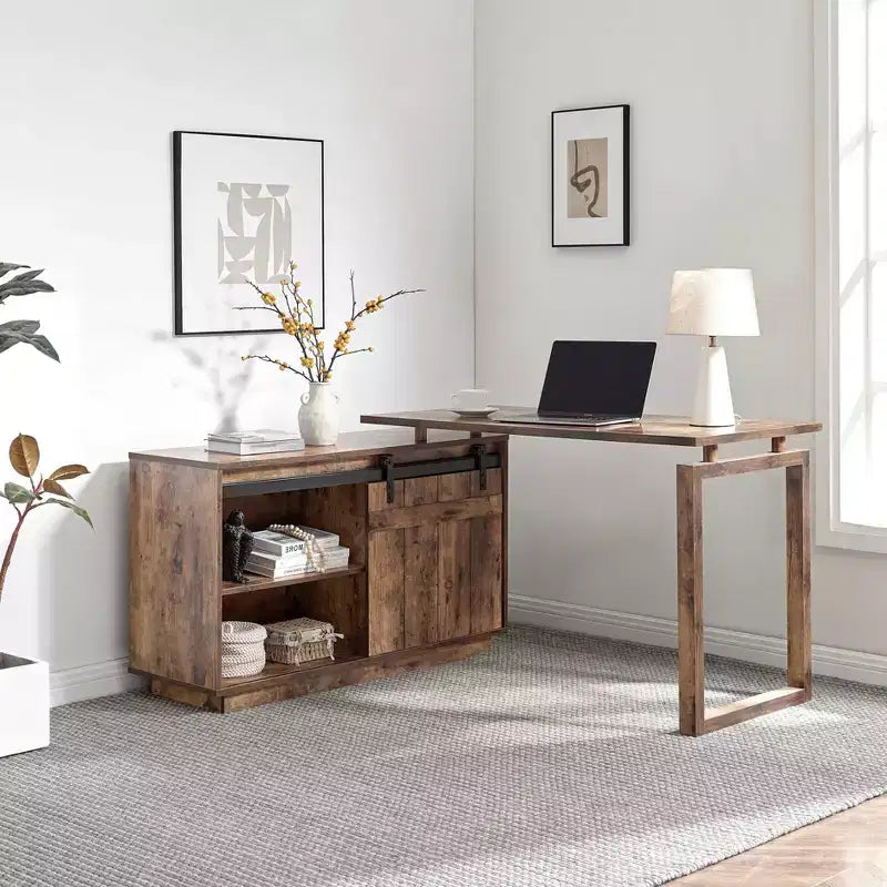 Scrivania a L color legno anticato/nocciola con credenza e anta scorrevole a serranda