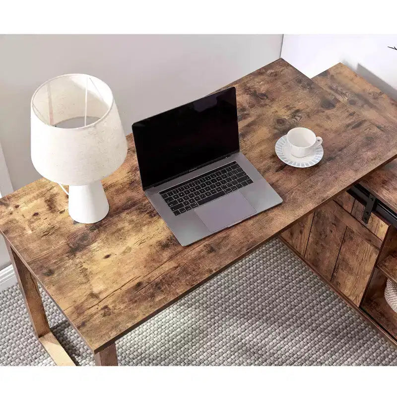 Scrivania a L color legno anticato/nocciola con credenza e anta scorrevole a serranda