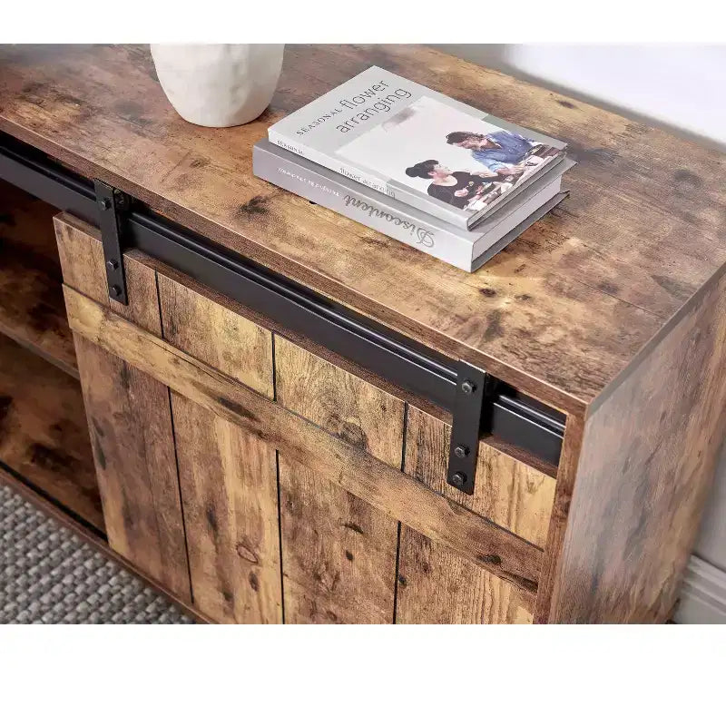 Scrivania a L color legno anticato/nocciola con credenza e anta scorrevole a serranda