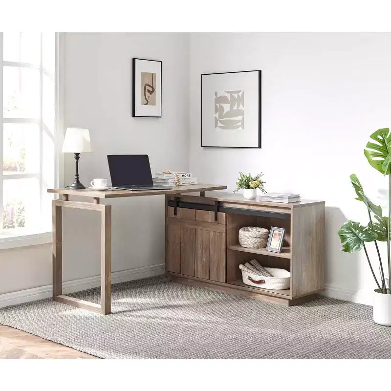 Scrivania a L color legno anticato/nocciola con credenza e anta scorrevole a serranda