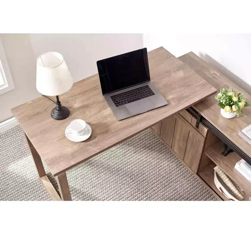 Scrivania a L color legno anticato/nocciola con credenza e anta scorrevole a serranda